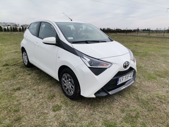 Wypożyczalnia samochodów Toyota Aygo biała 6 s